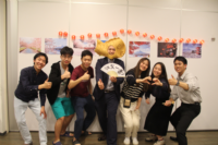 Warden Prof Jeremy TEOH (centre) in a Taiyaki (a Japanese fish-shaped cake) costume hat, with hosts of Japanese Cultural Night (first on the left, and the three on the right) and participating students